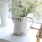 Z² BellaDecor Vintage Krug Vase Rustikale Bauernhaus Vase für Blumen Vintage Metall Milchkännchen Kleiner Dekorativer Krug Shabby Chic Dekor für Zuhause, Küche, Bad, Weiß