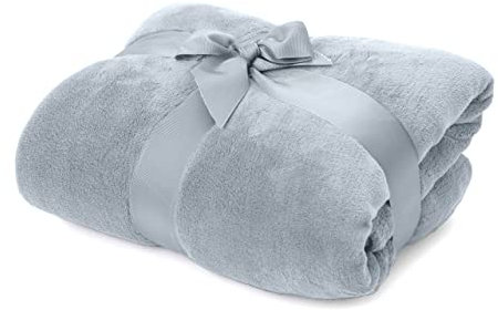 Lumaland Kuscheldecke 150x200cm aus herrlich kuscheligem 100% Coral Fleece | Warme & atmungsaktive Sofadecke aus besonders weichen Fasern zum Entspannen drinnen oder draussen [Hellblau]