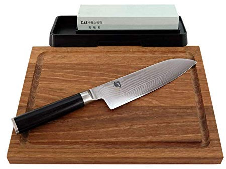 Kai Shun Classic Geschenkset | DM-0702, ultrascharfes Santoku, 18 cm |+ großes Schneidebrett aus Eiche,30x22 cm + KAI-Schleifstein AP-0305 | VK: 279,- €