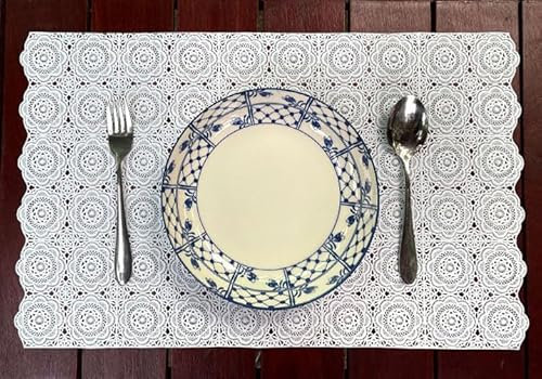 Amornphan 4 Stück weiße rechteckige florale Schablone Spitze klassischer Stil geprägtes gewebtes Vinyl PVC Tischsets Deckchen Tischunterlage Esszimmer Küche Dekor 30,5 x 40,8 cm