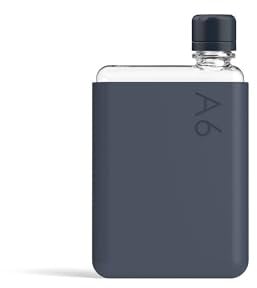 memobottle Paquete A6 (azul medianoche) – 375 ml – Botella, funda de silicona y tapa | Botella de agua compacta para bolsas y bolsillos pequeños | Tritan sin BPA | Moderna, minimalista | Para gimnasio