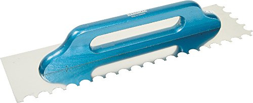HAROMAC Schweizer Glättekelle halbrund gezahnt – rostfreie Zahnkelle 500 x 130 mm mit blauem Holzgriff – Rundzahnung für Kleber & Mörtel