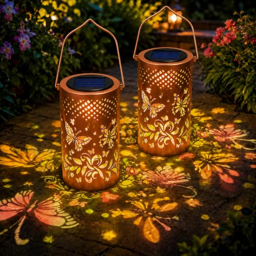 2 Stück Solar Gartenlaterne mit Bunter Schmetterlingsprojektion, Solar Laterne Schmetterling, Metall Gartenleuchte, IP65 Wasserdicht, Dekorative Außenbeleuchtung für Terrasse Balkon Gartenweg