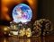 XL LED Schneekugel Weihnachten elektrischer Schneewirbel, viele Melodien und Farbwechsel Weihnachtshaus Glitzerkugel