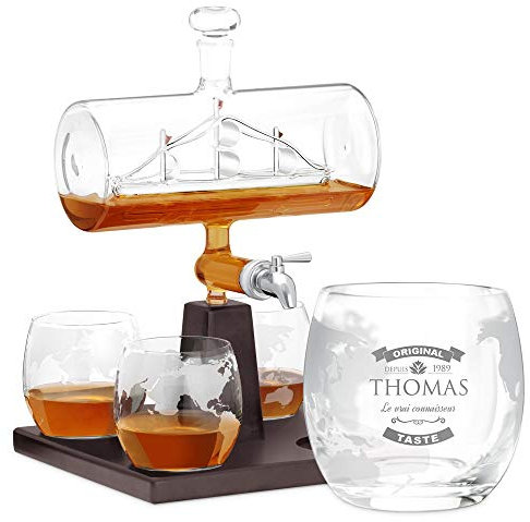 Maverton Ensemble de Carafe a Whisky et 4 Verres à Whisky Gravés - 1000 ML Original Carafe en verre - Idee Cadeau homme personnalisé - Cadeau anniversaire homme - Un vrai connaisseur
