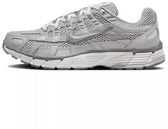 NIKE P-6000 Premium, Sneaker Hombre, Lt Iron Ore Metallic Silver Photon Dust, 44 EU