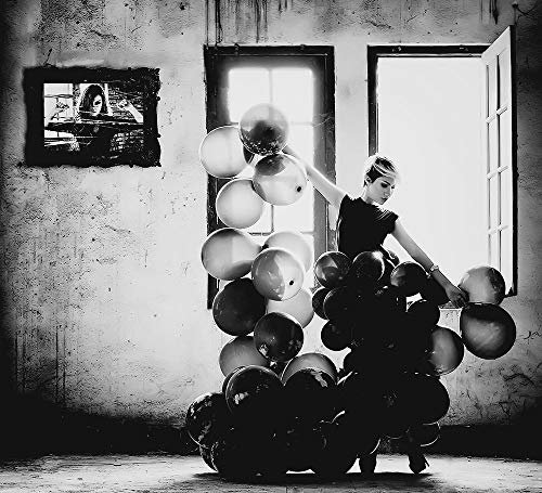 Kunst-Leinwand, aufgespannt, auf Holz, tanzend mit Einsamkeit, Potret Yugie – Fotografie, horizontales Bild, Stimmung, BW konzeptionelle Luftballons, Kontrastwand, Beton, fein, 89 x 96 cm