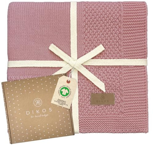 DIKOS® Babydecke mit Bordüre (Beere) – gestrickt aus weicher Bio-Baumwolle (GOTS & Oeko-TEX) – atmungsaktive Neugeborenen Decke – schönes Geschenk zur Geburt & Erstausstattung für Baby Mädchen