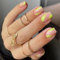 24PCS Court Carré Faux Ongles Français Acrylique Ongles à Coller Couverture Complète Artificiels Glossy Press on Nails Naturel Faux Ongles Autocollants pour Femmes et Filles (Vagues Jaunes)
