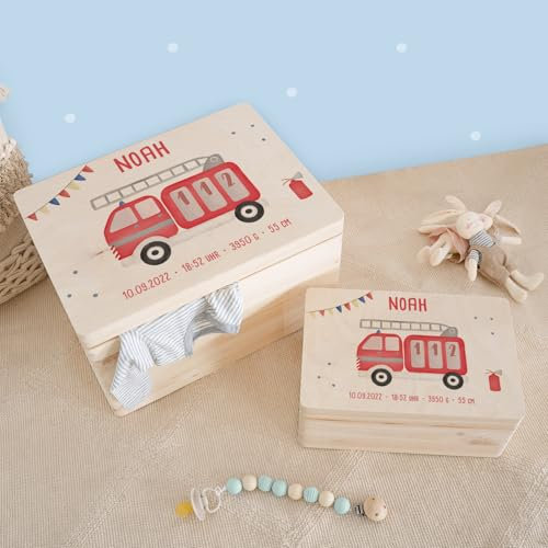 hellomini Personalisierte Erinnerungsbox Baby - Erinnerungskiste mit Namen aus Holz - Geschenk zur Geburt für Mädchen & Jungen - Babygeschenke (Feuerwehr, L: 40x30x23cm)