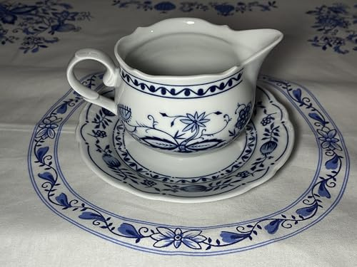 Kahla Zwiebelmuster Porzellan Sauciere mit Unterteller, Made in GDR.