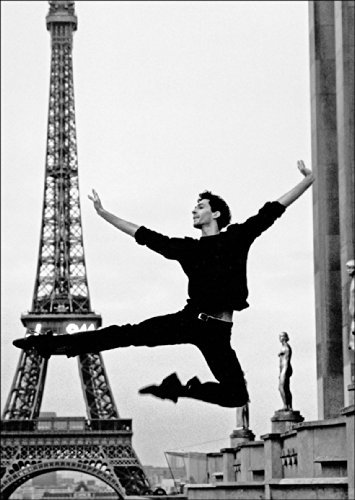 Kartenkaufrausch Fotokunst Grußkarte in schwarz weiß: Klassisches Ballett vor dem Eifelturm, Paris • hochwertige 1a Grusskarte mit Umschlag für liebe Grüsse
