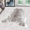 Carpetsale24 Kunstfell Teppich Braun-Creme – 150x200 cm – Waschbar & tierleidfrei – Täuschend echtes Design – rutschfeste Rückseite – Weich & vielseitig für Wohnzimmer, Schlafzimmer & Wanddeko