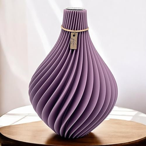 Filsi Home | 3D Druck Vase Nuvia | hergestellt aus PLA (Bio-Kunststoff) | umweltfreundlich | Tiefe Rillen | einzigartige Optik | Made in Germany (Pastel Lila, 25cm Höhe 17cm Durchmesser)