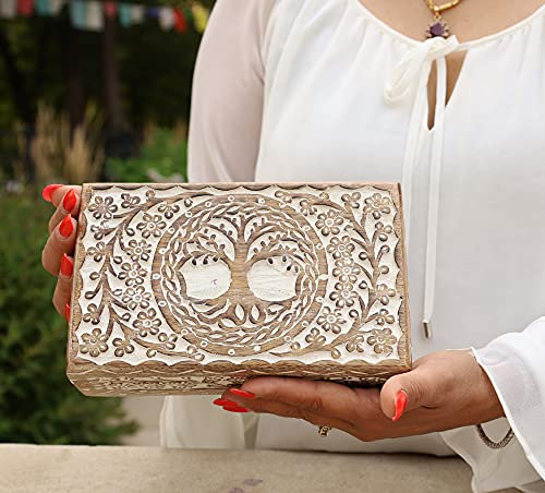 DharmaObjects Große handgeschnitzte Holzkiste mit Lebensbaum-Motiv, vielseitig einsetzbar