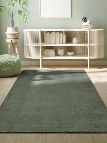 the carpet Relax Moderner Flauschiger Kurzflor Teppich, Anti-Rutsch Unterseite, Waschbar bis 30 Grad, Super Soft, Felloptik, Dunkelgrün, 300 x 400 cm