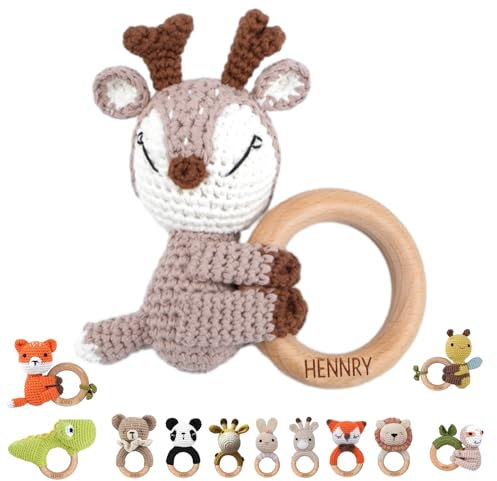 NGTSFLY Personalisierte Geschenke Baby - Personalisierter Beißring Baby aus Holz - Greifling Personalisiert Babyrassel mit Name, Geschenk zur Geburt Junge und Mädchen (Umarmung – Schüchternes Reh)