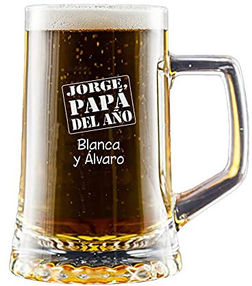 Regalo para padres personalizable: Jarra de cerveza grabada con su nombre, el texto 'papá del año' y el nombre de quien lo regala.