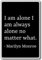 Ich bin ich immer allein bin Egal, was allein.... – Marilyn Monroe – Zitat Kühlschrankmagnet, schwarz