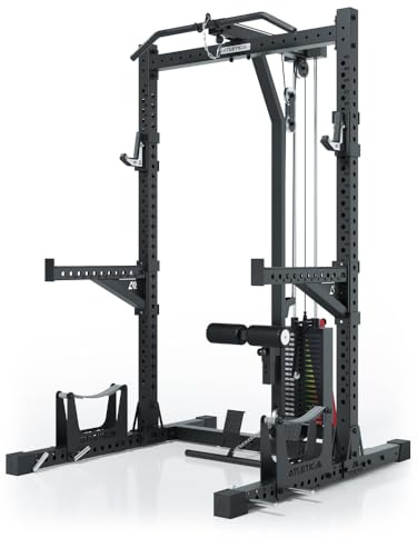Atletica R7 Rider | Steckgewichte Version | Squat Rack mit Latzug mit Steckgewichte kaufen. 95kg Steckgewichte am Latzug. Ersetzt nahezu EIN Vier Pfosten Power Rack