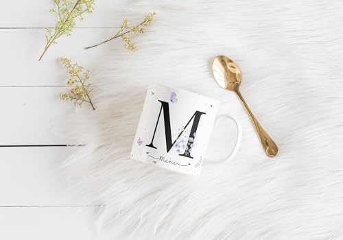 Pipocas Mimos e Personalizados Taza de cerámica personalizada con inicial y nombre – Diseño minimalista con mariposas y detalle floral