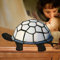 BOTOWI Tiffany Stil Tischlampe, Buntglas Akzent Schreibtischlampe, Schildkröte Nachtlicht, Kindergartenlampe Nachtlicht, E12 / 14, Mehrfarbig,Blau