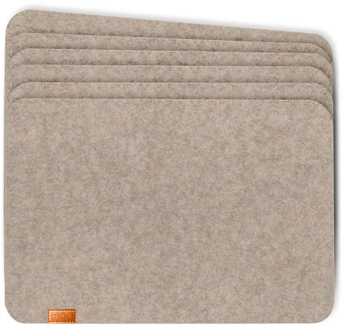 Miqio® - Design Tischset aus Filz | Marken Label aus echtem Leder | 6er Set Platzset (beige) abwaschbar | Filzmatte Tisch Untersetzer Platzdeckchen abwischbar