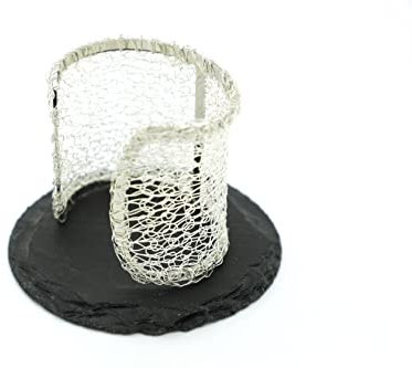 breite Armspange gestrickt aus starkem Silberdraht