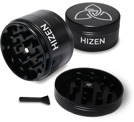 HIZEN Alu Grinder XXL Ø 63mm, 4-teilige Kräutermühle, Crusher Set für getrocknete Kräuter, Pollen, Blüten, Gewürze mit Pollenfach und Schaber (Schwarz)