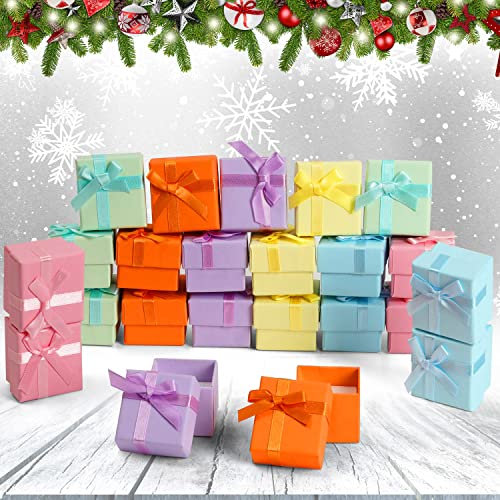 Kurtzy Boite Cadeau Vide pour Bagues (24 Pièces) - 4,1 x 4,1cm - Ecrin Bijoux en Carton Couleur Pastel avec Nœud et Mousse Velours - Boite Bague et Boucles - Mariages et Anniversaires