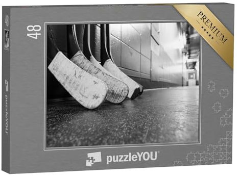 puzzleYOU: Puzzle 48 Teile „Hockeyschläger auf einem schmutzigen Hallenboden“ – aus der Puzzle-Kollektion Menschen, Eishockey