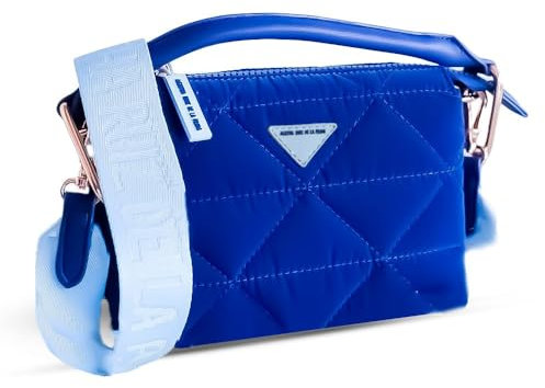 Agatha Ruiz de la Prada Mini-Umhängetasche. Blauer, gepolsterter Nylongriff mit Rautendetail und eingraviertem Markenlogo. Taschengröße: 20 x 16 x 7 cm. Frau.
