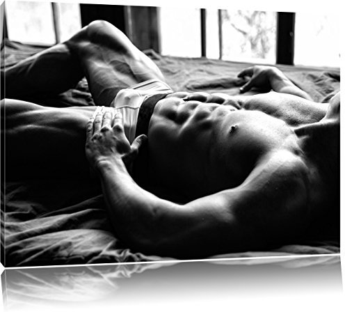 Pixxprint Muskulöser Mann im Bett Kunst B&W, Größe: 120x80cm, Leinwandbild, fertig gespannt, Wandbild, Dekoration, Kunstdruck, kein Poster