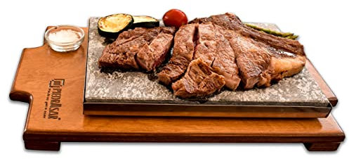 Piedra para carne de 20x30 con base de madera Modelo Bandeja en color roble, un salsero y personalizada
