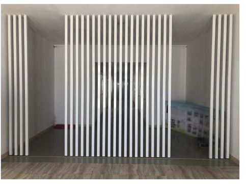Kaminbesteck Trennwand aus Holzlamellen zur Raumtrennung, 1,5/1,8/2/2,4 m hoch Sichtschutz Freistehender Trennwandpfosten vom Boden bis zur Decke mit verstellbarem Fuß, für Zuhause Büro Hotel(White 30
