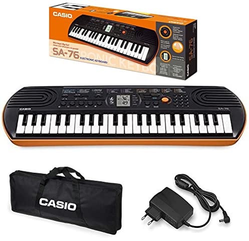Casio SA-76 Mini Tastiera polifonica 8 Voci 44 Tasti Nera/Arancio + Borsa per Trasporto Originale (non imbottita) + Alimentatore Casio AD-E95100LG, Moderno, Nero