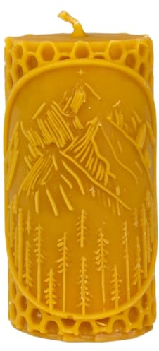 BeesWax World Handgefertigte Bienenwachskerzen – Naturwachs Kerzen mit Baumwoll-Docht – 100% reines Bienenwachs – dekorative Walzenkerzen (Zylinder mit Bergen – Höhe: 125 mm | ø 65 mm)