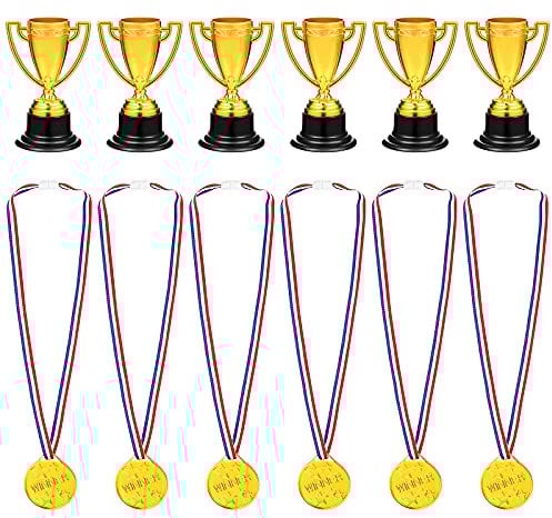 STOBOK 24Pcs Giocattoli per Bambini Mini plastica Mini Coppe d'oro e medaglie per Feste Forniture per Bambini Early Learning Toys (12 * Trofei + 12 * Medaglie)