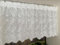 Vordesack Landhausstil Scheibengardine aus Baumwolle mit 3D Stickerei Glockenblumen-Motiv Spitze Kurzstore halbtransparente Bistrogardine mit Stangendurchzug 1 Stück Weiß HxB 30x120cm