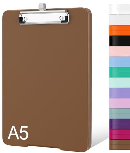 Piasoenc Kleines Klemmbrett mit Aufbewahrung, A5-Klemmbrett mit Stifthalter, Kunststoff-Klemmbrett mit niedrigem Profil-Clip für Krankenschwestern, Lehrer, Lawer, Braun