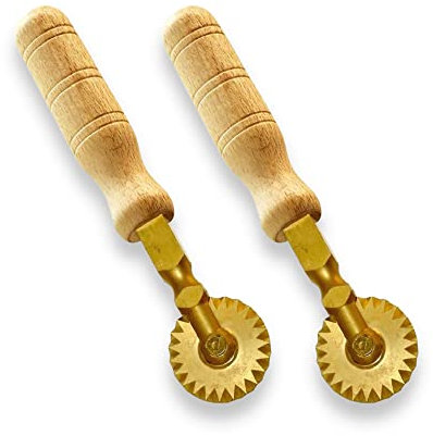 La Gondola Set mit 2 Teigrädchen - 2 Gewelltes Räder | Nudelwerkzeug | Messing & Naturholz | Sicheres & Einfach zu verwenden | Hausgemachten Ravioli Teigschneider Made in Italy