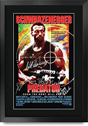 HWC Trading Predator Arnold Schwarzenegger Geschenke Geducktes Signiertes Autogramm Foto für Fans von Film Memorabilien - A3 Gerahmt