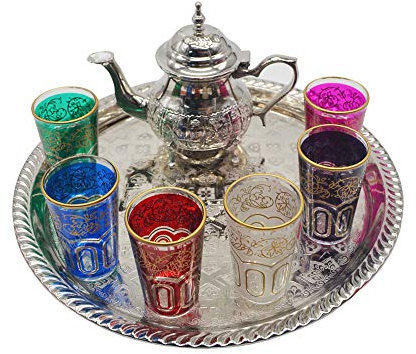 Service à thé marocain complet. Théière en argent allemand avec pieds de 400 ml. Plateau sans pieds en laiton argenté de 33 cm de diamètre. 6 verres en verre de couleur.