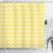ABAKUHAUS Chevron Duschvorhang, Chevron-Zickzack-90s, Stoffliches Gewebe Badezimmerdekorationsset mit Haken, 175 x 200 cm, Weiß und Gelb