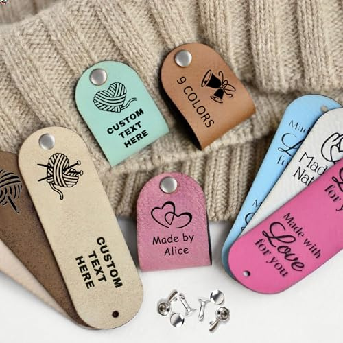 12 personalisierte Lederetiketten mit Nieten für Handarbeiten (B2.5 * 0.8) | Handmade Labels aus Kunstleder Handmade with Love für Häkel- und Strickprojekte personalisierbar mit Namen Text oder Symbolen