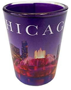 Chicago Skyline Buckingham Brunnen bei Nacht, lila Schnapsglas
