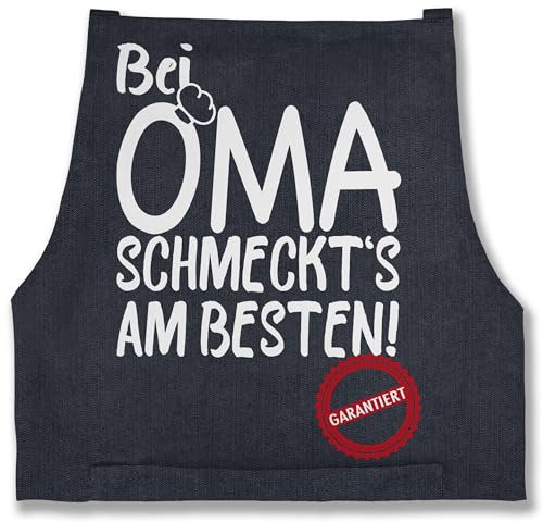 Schürze - Küche - Bei Oma schmeckts am besten - Omi Geschenk - 85x69 - Jeans Blau - koch oma. kochscbürze küchen omas kochschürze spruch für sprüche kocht lustig geschenke aus der