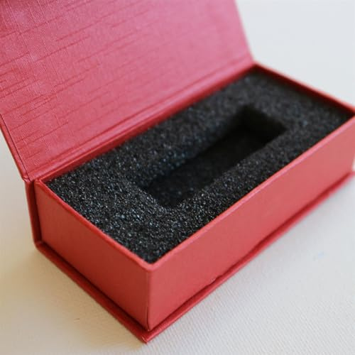 4x rubinrote magnetische USB-Geschenkboxen für USB-Sticks, Fotografie | 4 USB-Schachteln aus Papier/Karton in Rubinrot, mit Magnetdeckel und herausnehmbarem Schaumstoff.