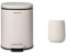 Blomus -PARA- Treteimer aus pulverbeschichtetem Stahl, Moonbeam, 5L Fassungsvermögen (29 x 21 x 21 cm, 69211) & SONO- Zahnputzbecher aus Keramik, Moonbeam(H/B/T: 11 x 8,5 x 8,5 cm, 69057)