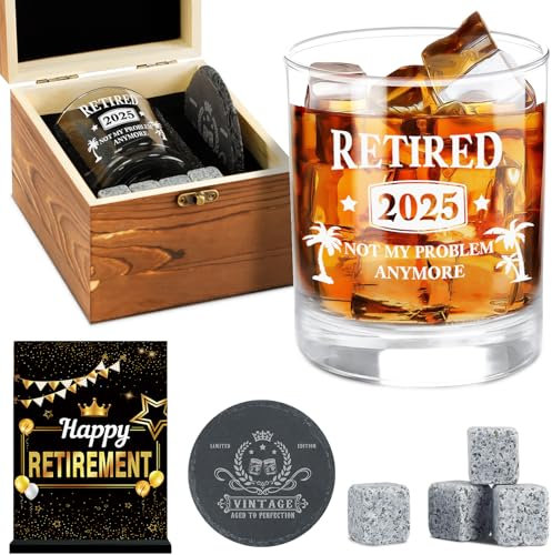 Amosking 2025 Rentner Geschenk Mann,2025 Abschiedsgeschenk Kollegen-Whiskey Glas Set, Renteneintritt Geschenk für Männer, Papa, Freunde-Happy Ruhestand Jahrestag Karte&Holz Box&Coaster&Whiskey Steine
